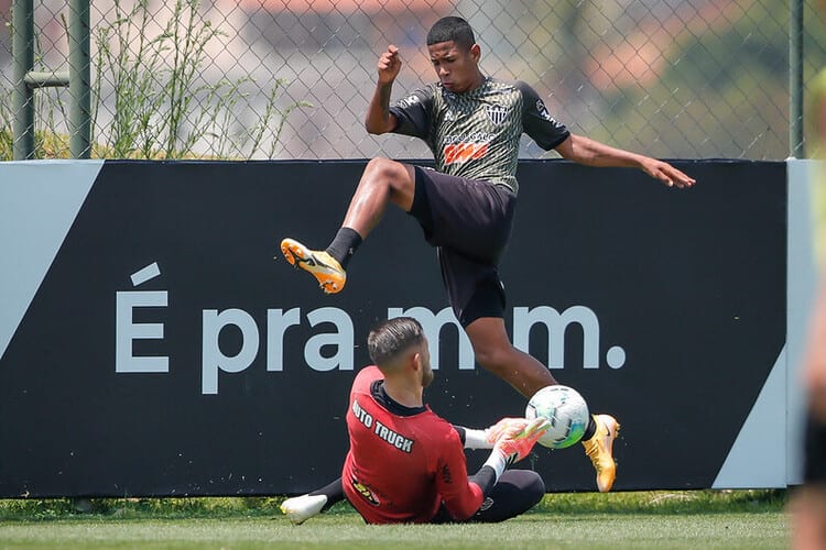 Sávio volta a treinar no Atlético após cumprir isolamento por COVID-19