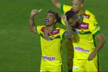 Sampaio Corrêa vence de virada, afunda Figueirense e reassume vice-liderança da Série B