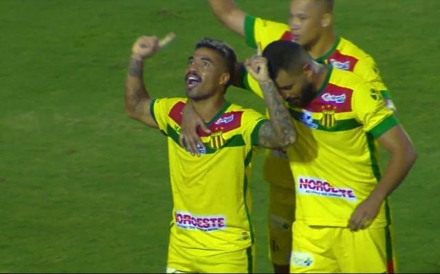 Sampaio Corrêa vence de virada, afunda Figueirense e reassume vice-liderança da Série B