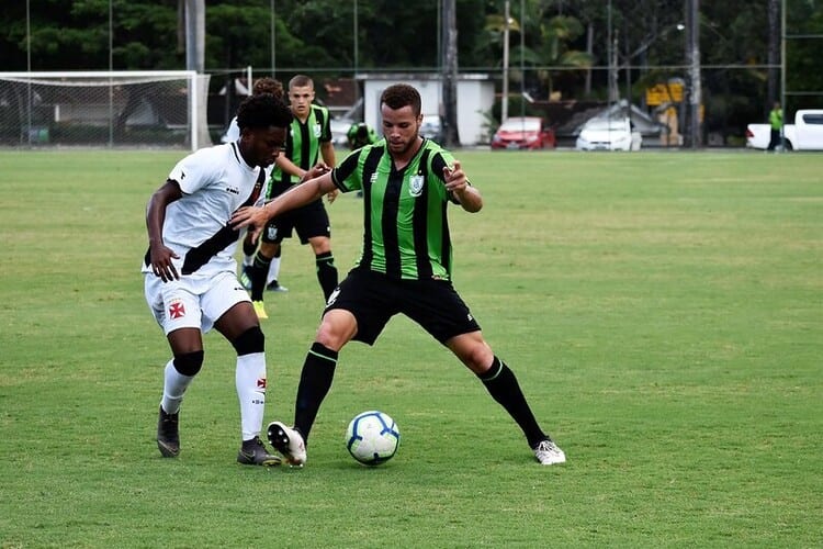 Jovem lateral do América é monitorado por Benfica, Schalke 04 e Werder Bremen