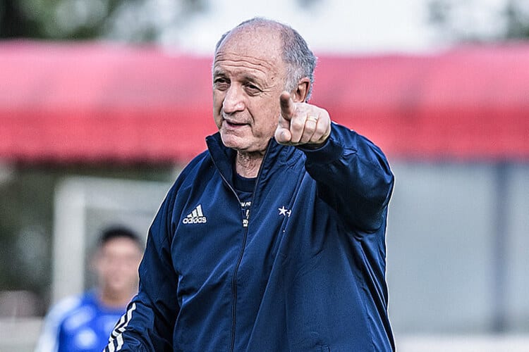 Felipão, do Cruzeiro, celebra indicação ao prêmio de melhor técnico do século e espera ficar entre os mais votados
