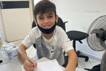 Filho de 11 anos do lateral Fagner assina contrato com o Corinthians