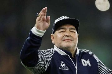 Amigos, ex-companheiros de clube e jogadores prestam homenagem a Maradona