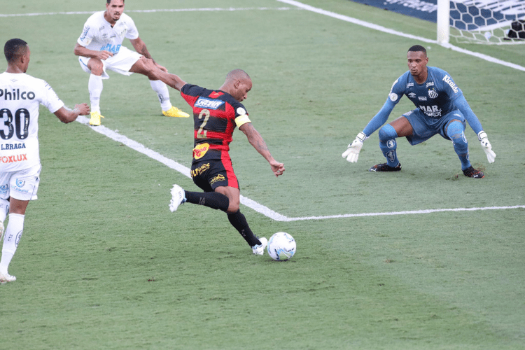 Levando os 2 gols da derrota no 2º tempo, César explica comportamento do Sport na partida