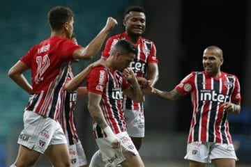 São Paulo acorda no 2º tempo, vence o Bahia e segue na cola do líder Atlético