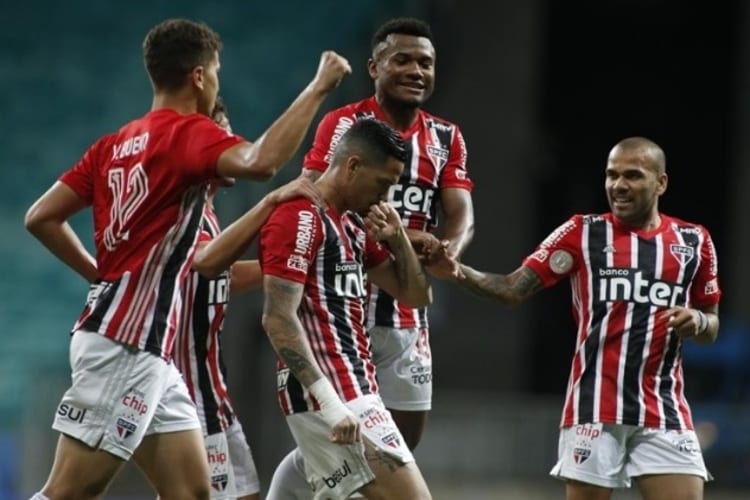 São Paulo acorda no 2º tempo, vence o Bahia e segue na cola do líder Atlético