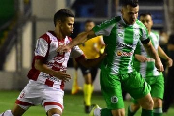 Após derrota, Hélio dos Anjos critica arbitragem e sugere evolução da equipe