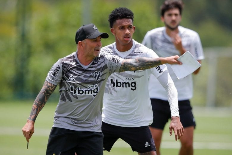 Após balada, Marrony e Borrero treinam com elenco do Atlético; veja fotos