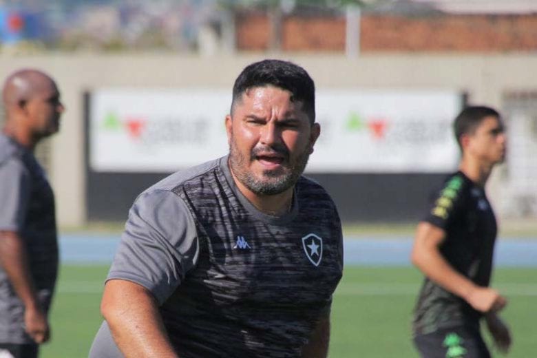 Barroca contrai COVID-19, fica fora de clássico e adia estreia pelo Botafogo