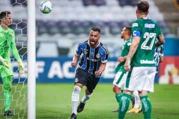 Em jogo atrasado, Grêmio bate o Goiás em casa e cola nos líderes do Brasileirão
