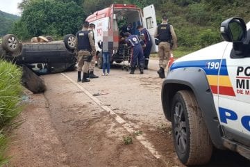 Carro com pai e duas filhas capota em acidente na MG-129