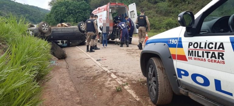 Carro com pai e duas filhas capota em acidente na MG-129