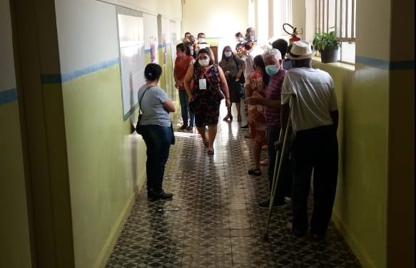 Filas longas na Escola Municipal Coronel José Batista
