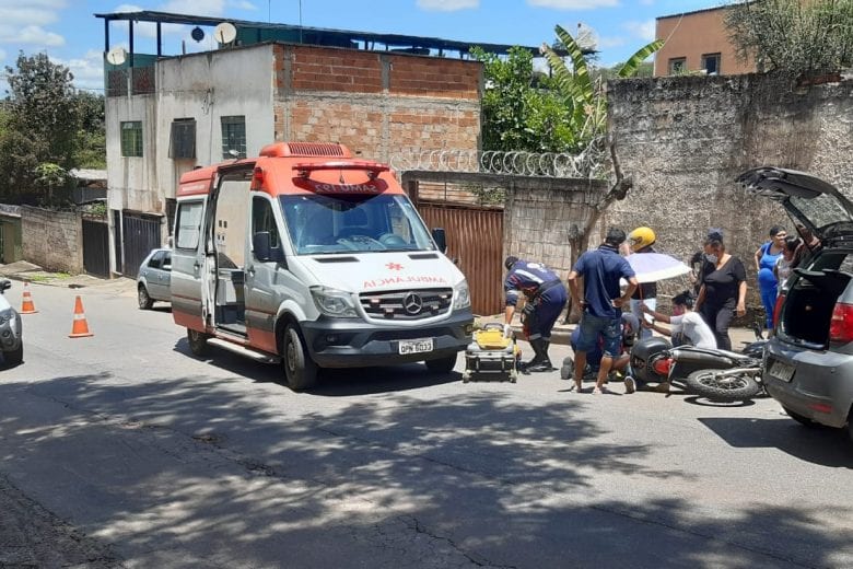 Colisão entre moto e carro deixa mulher ferida em Itabira