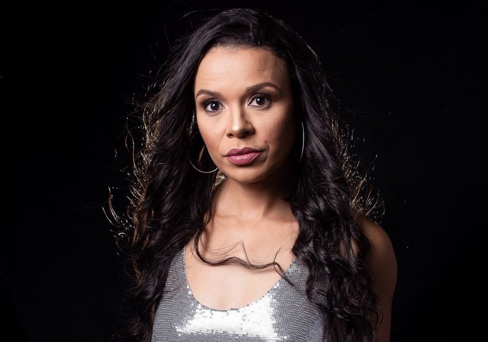 Cantora Clau Vianna lança música autoral na primeira live solo