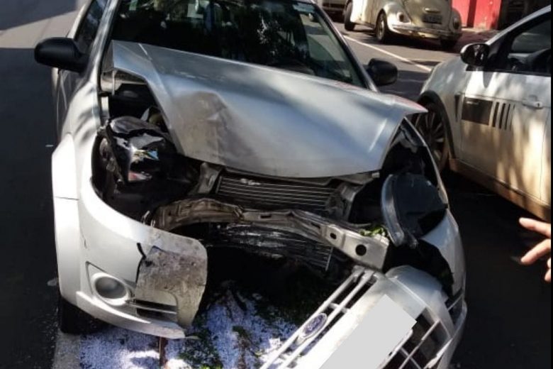 Motorista perde o controle e bate com carro em árvore