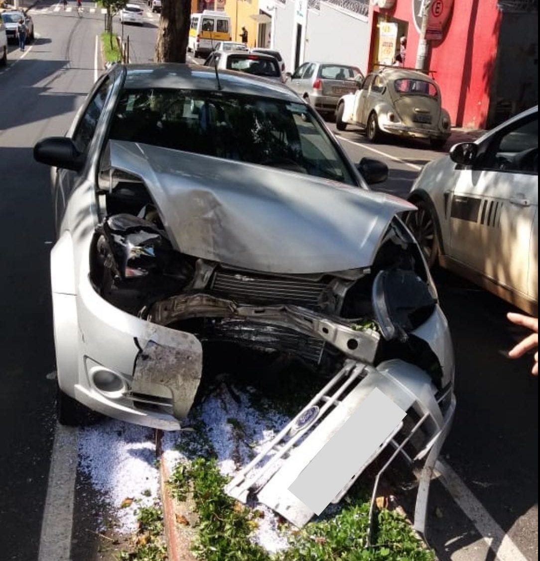 Motorista perde o controle e bate com carro em árvore