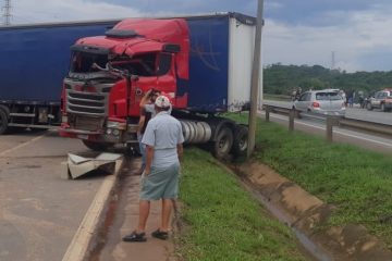 Carreta fica em “L” e interrompe fluxo na BR-040