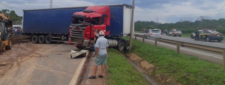 Carreta fica em “L” e interrompe fluxo na BR-040