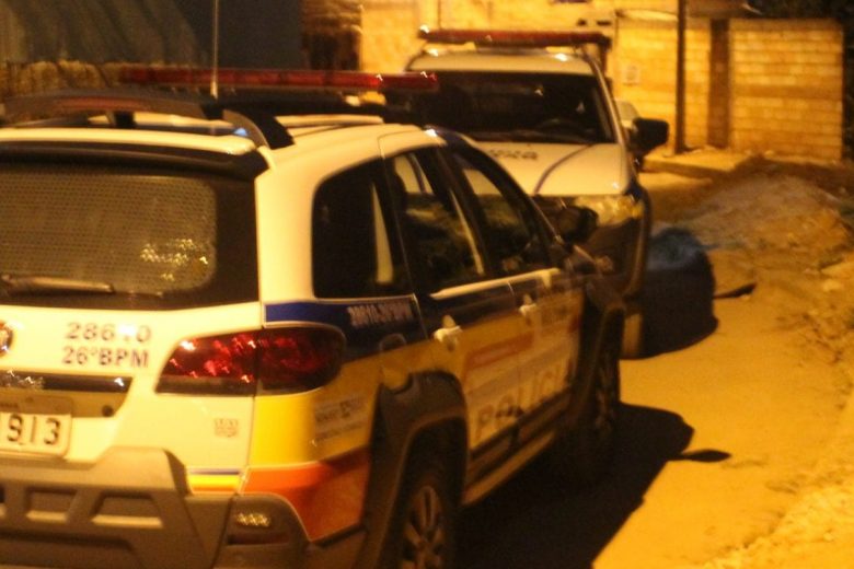Populares destroem motocicleta após criança ser atropelada por adolescente