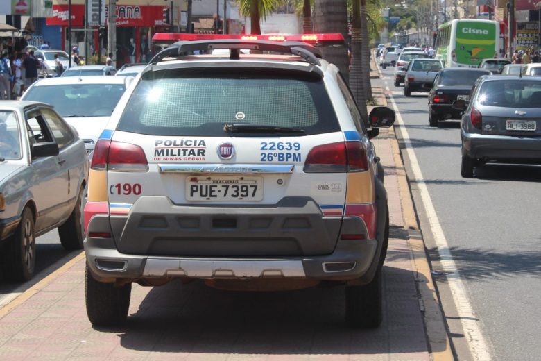 Colisão entre carro e moto deixa ferido na avenida João Pinheiro