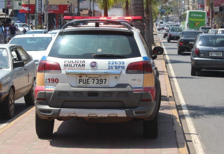 Colisão entre carro e moto deixa ferido na avenida João Pinheiro