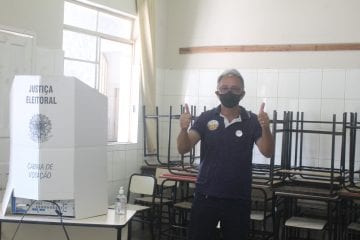 Marcinho da Loteria vota acompanhado pela esposa