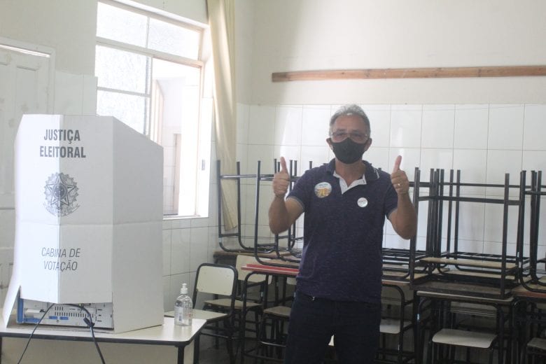 Marcinho da Loteria vota acompanhado pela esposa