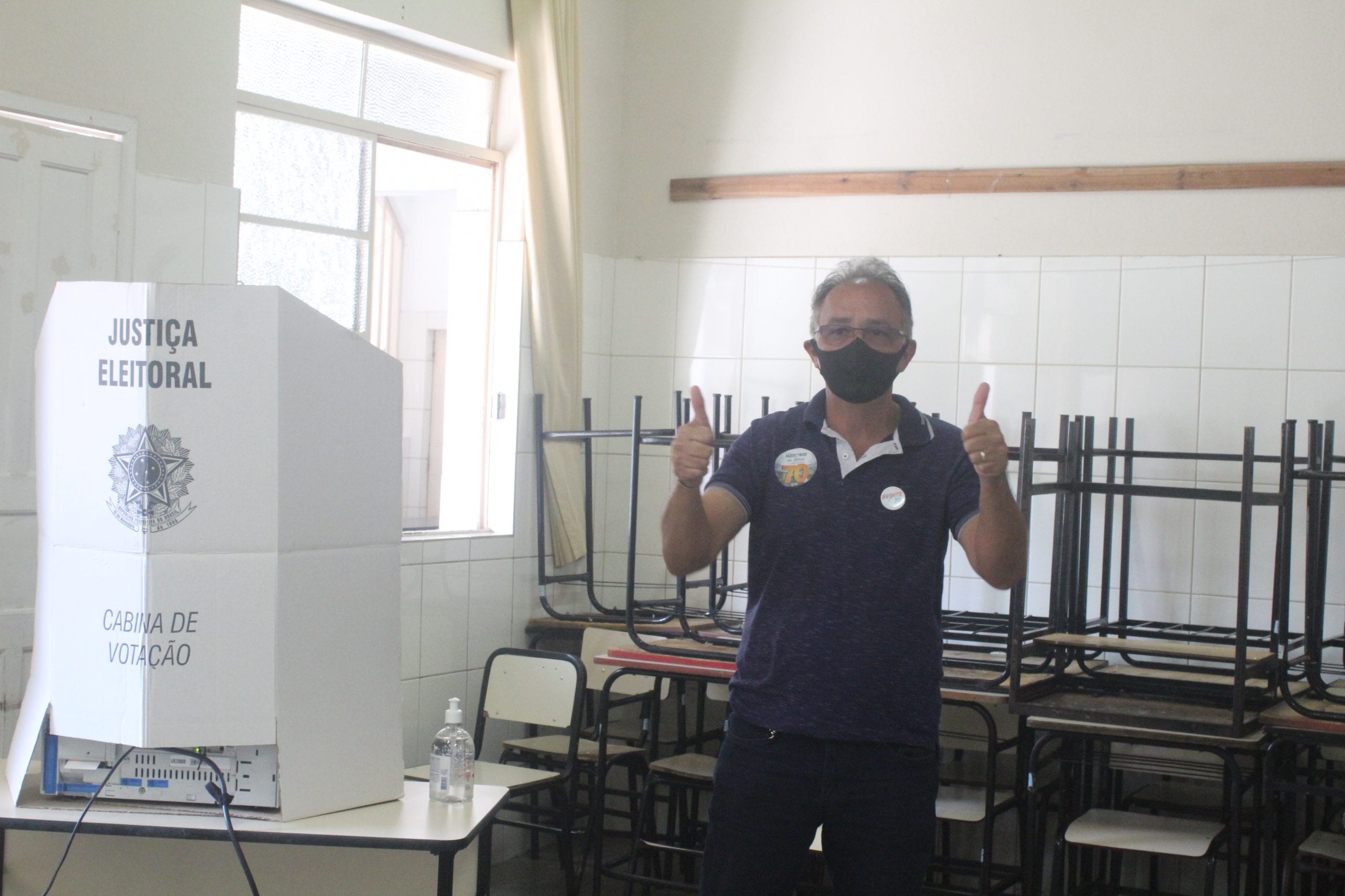 Marcinho da Loteria vota acompanhado pela esposa