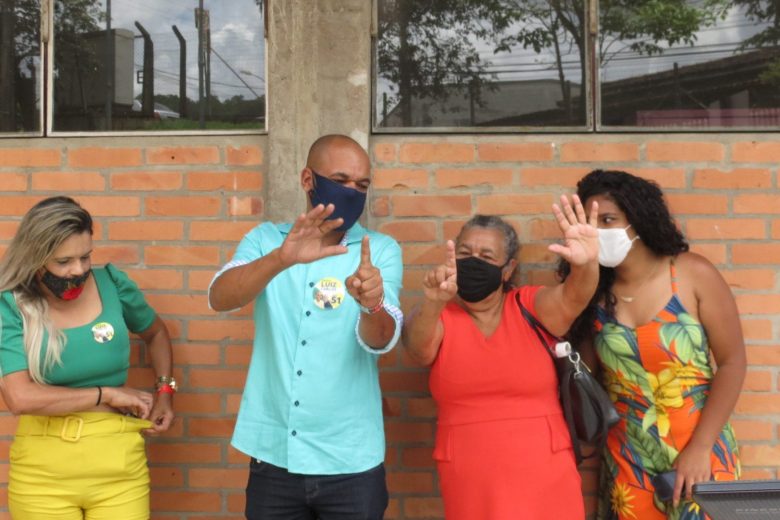 Acompanhado de familiares, Luiz Carlos vota em Monlevade