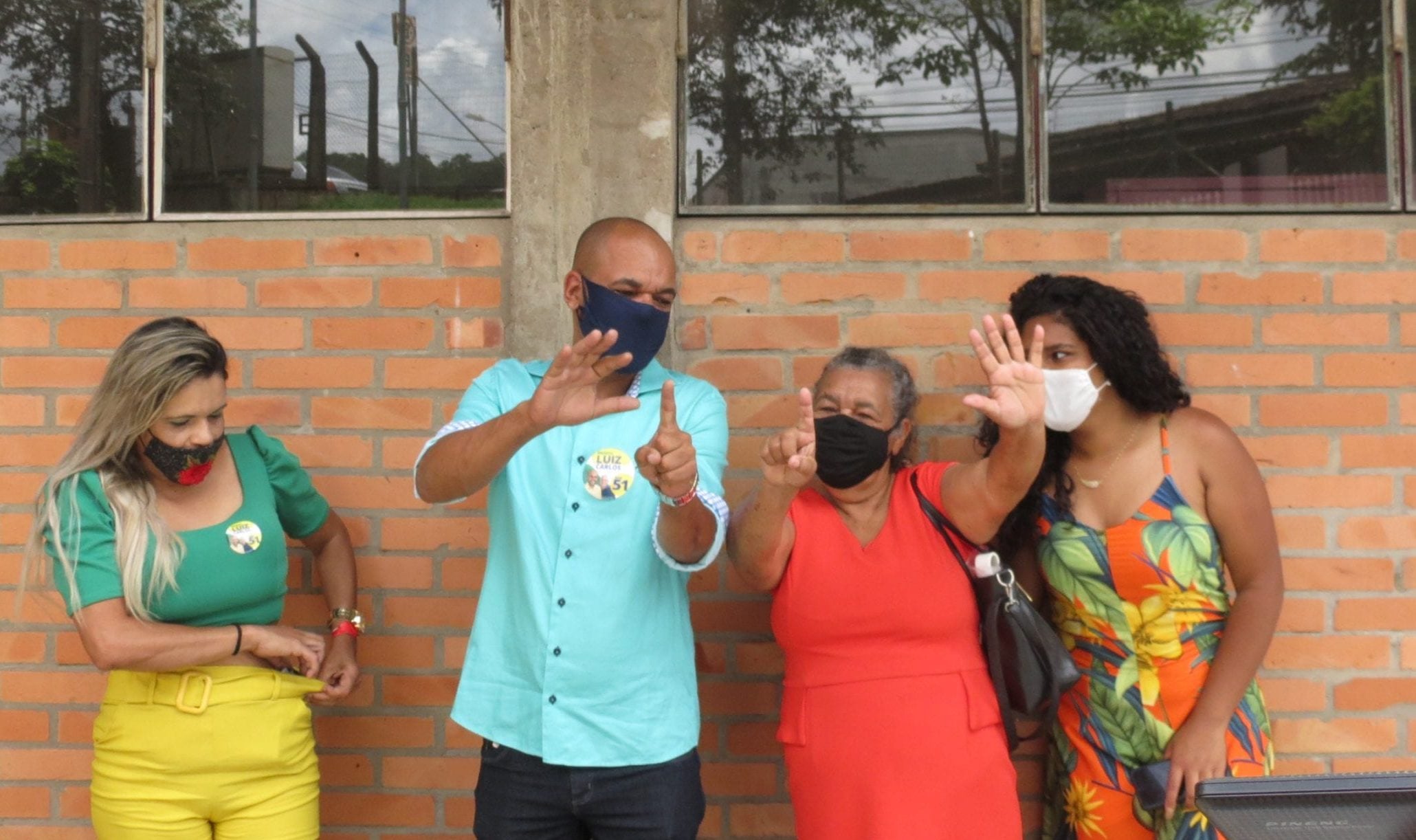 Acompanhado de familiares, Luiz Carlos vota em Monlevade