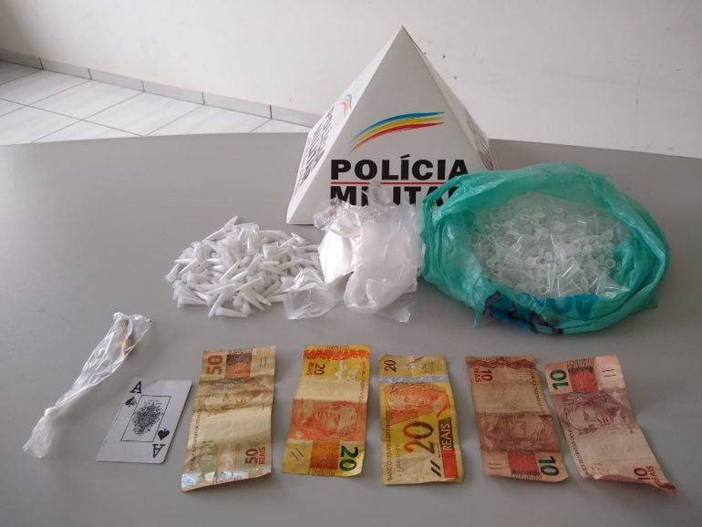Suspeito de tráfico é detido com mais de 100 pinos de cocaína no Fênix