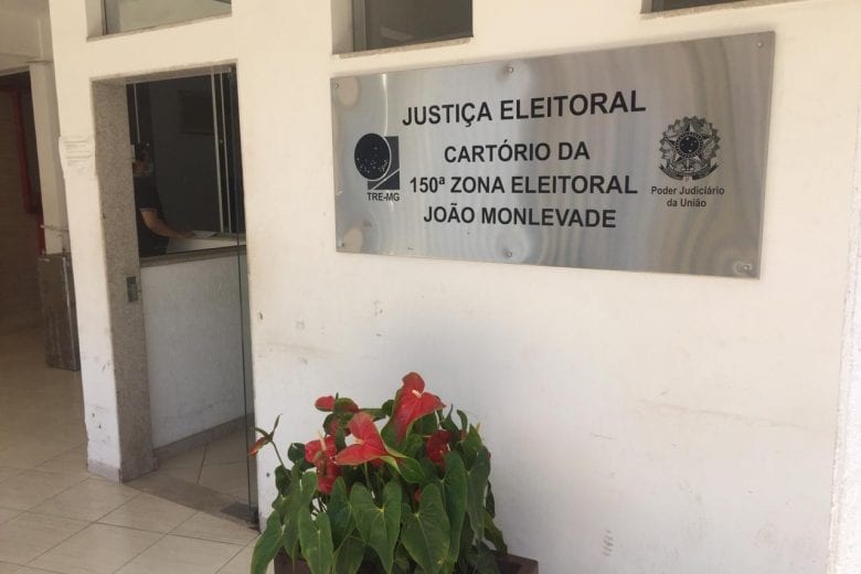 Carros de som com propagandas eleitorais devem respeitar distância de estabelecimentos