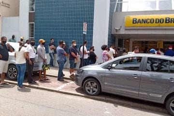 Filas lotadas: a sexta-feira (6) em Itabira começou movimentada