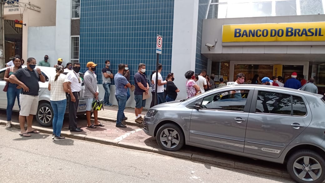Filas lotadas: a sexta-feira (6) em Itabira começou movimentada