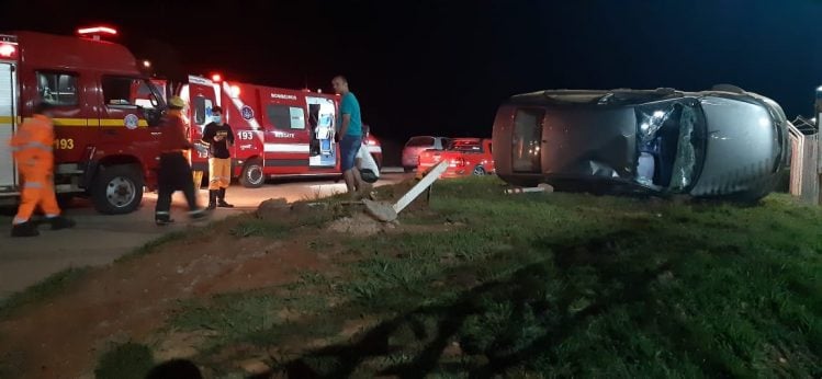 Motorista é socorrido após capotamento na BR-381 em Bom Jesus do Amparo