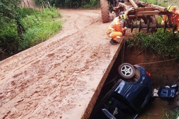 Carro tomba em córrego deixando quatro mortos e três feridos