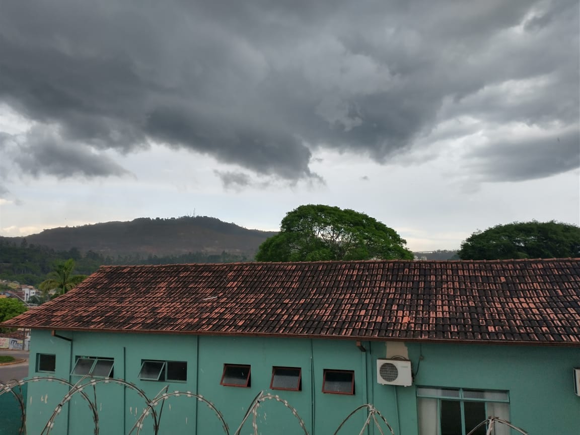 Semana começa com chuva de granizo em Itabira