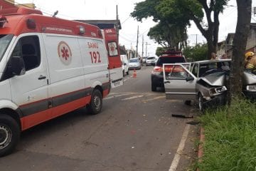 Carro bate em árvore e duas mulheres ficam feridas no Amazonas