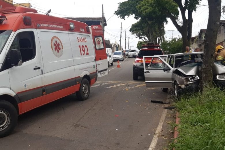 Carro bate em árvore e duas mulheres ficam feridas no Amazonas