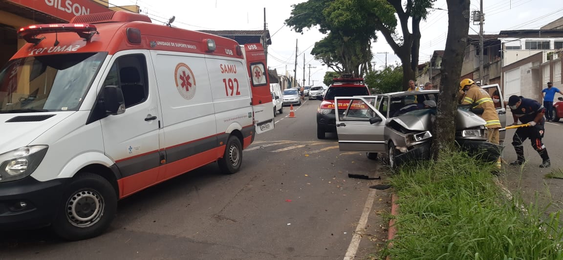 Carro bate em árvore e duas mulheres ficam feridas no Amazonas