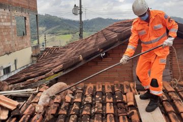 Corpo de Bombeiros resgata cachorro que ficou preso entre telhados em Monlevade