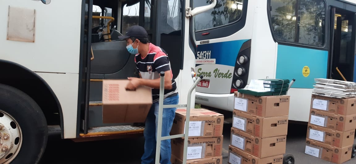 Urnas eletrônicas começam a ser distribuídas às sessões eleitorais em Itabira