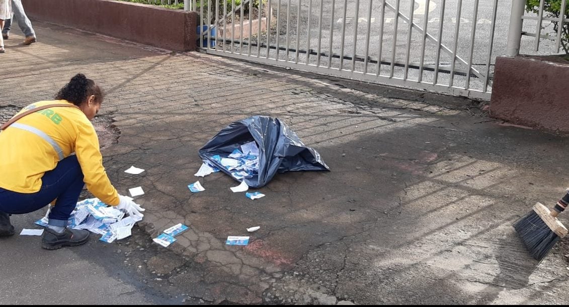 Seções eleitorais em Itabira amanhecem com sujeira de campanha
