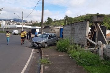 Mesária bate carro contra muro na avenida Li Guerra