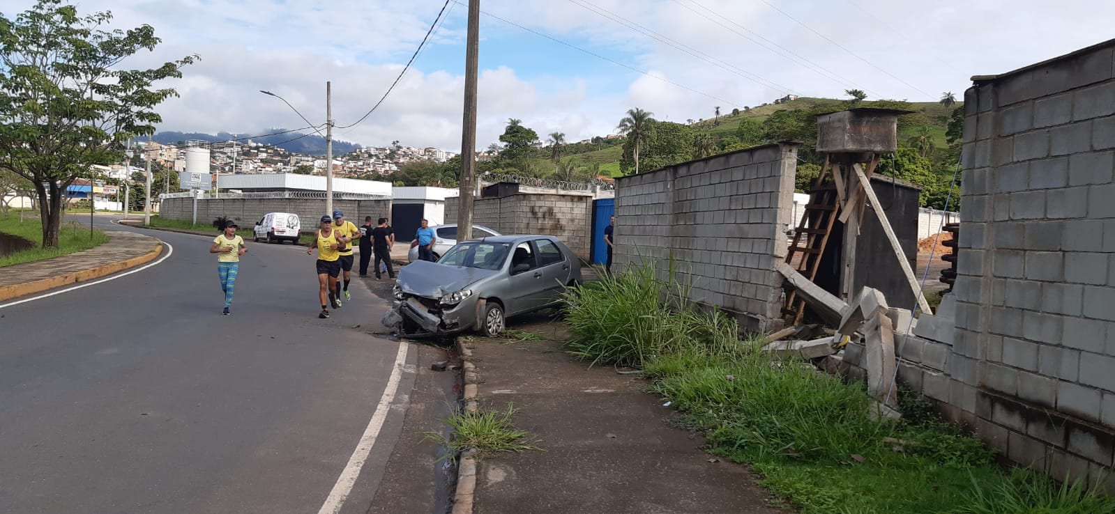 Mesária bate carro contra muro na avenida Li Guerra