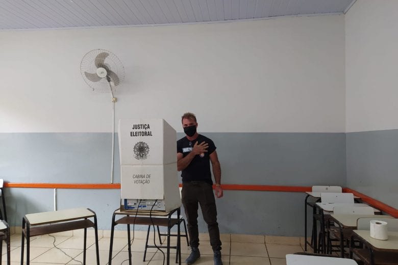 Candidato à reeleição, Décio Santos vota em Barão de Cocais