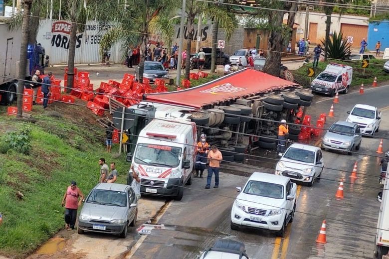 Carreta carregada de cerveja tomba na BR-381 em Monlevade