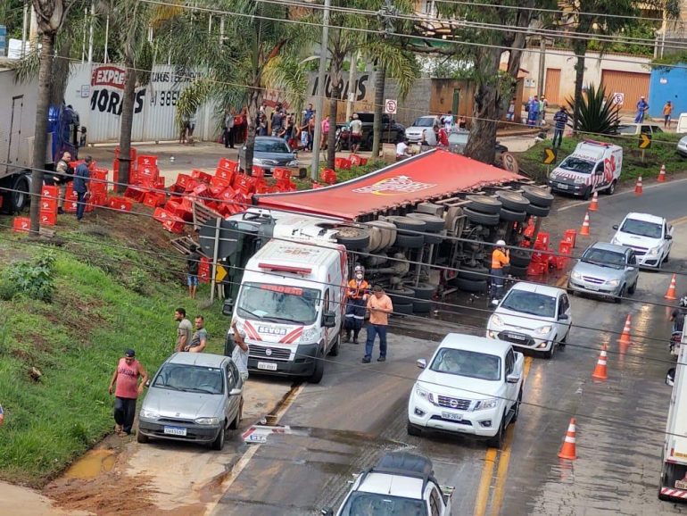 Carreta carregada de cerveja tomba na BR-381 em Monlevade