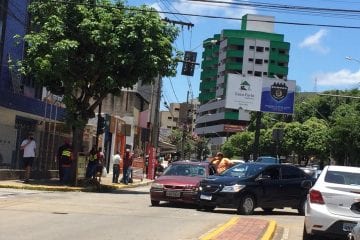 Acidente entre carros dificulta trânsito no Centro de Monlevade
